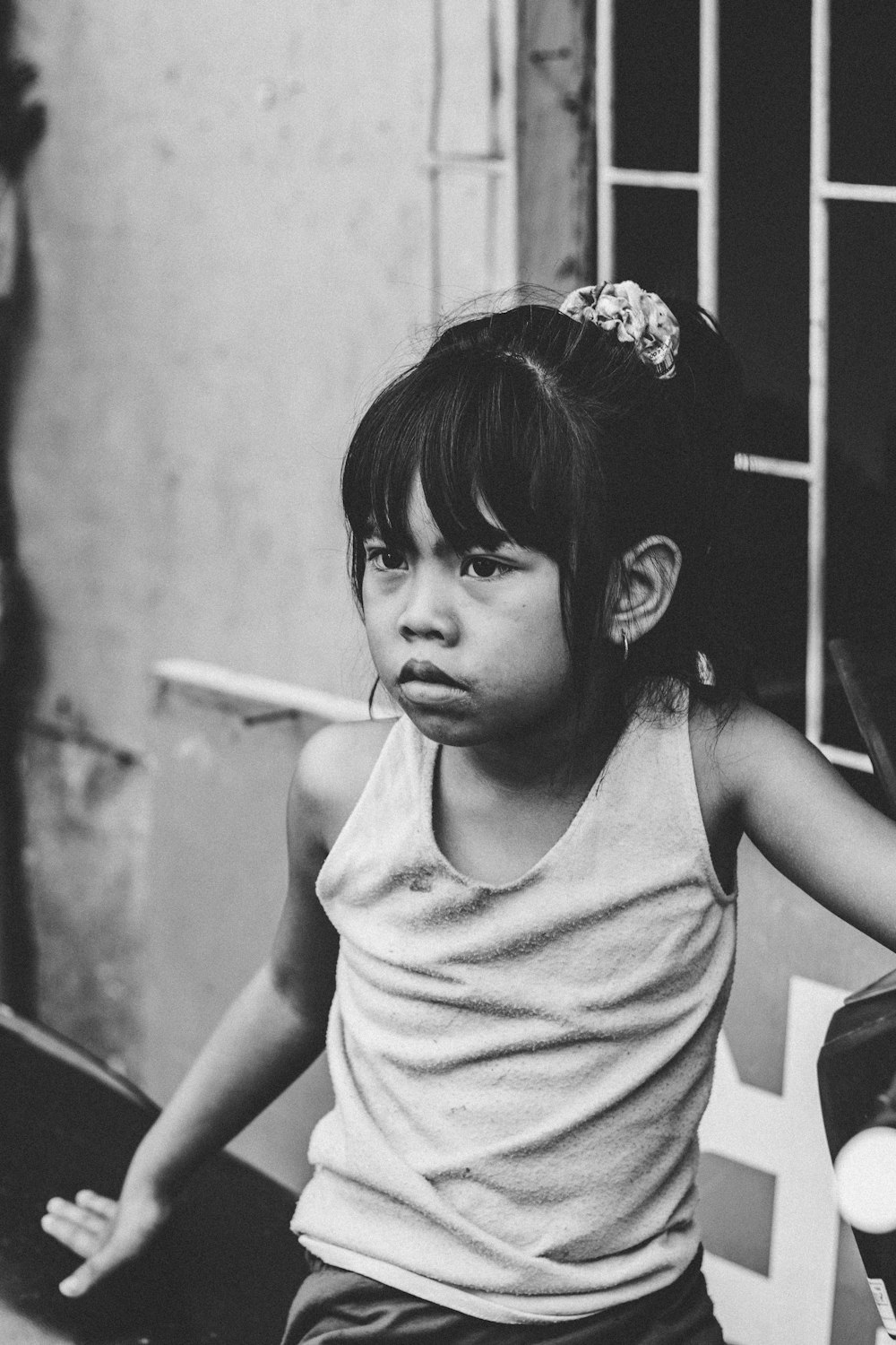 Photographie en niveaux de gris d’une fille