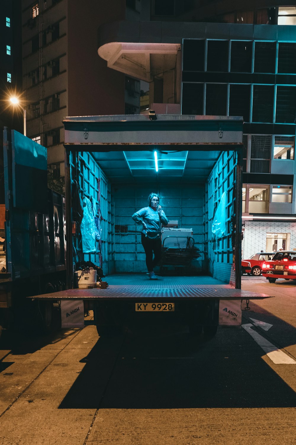 Persona que viaja en camión durante la noche