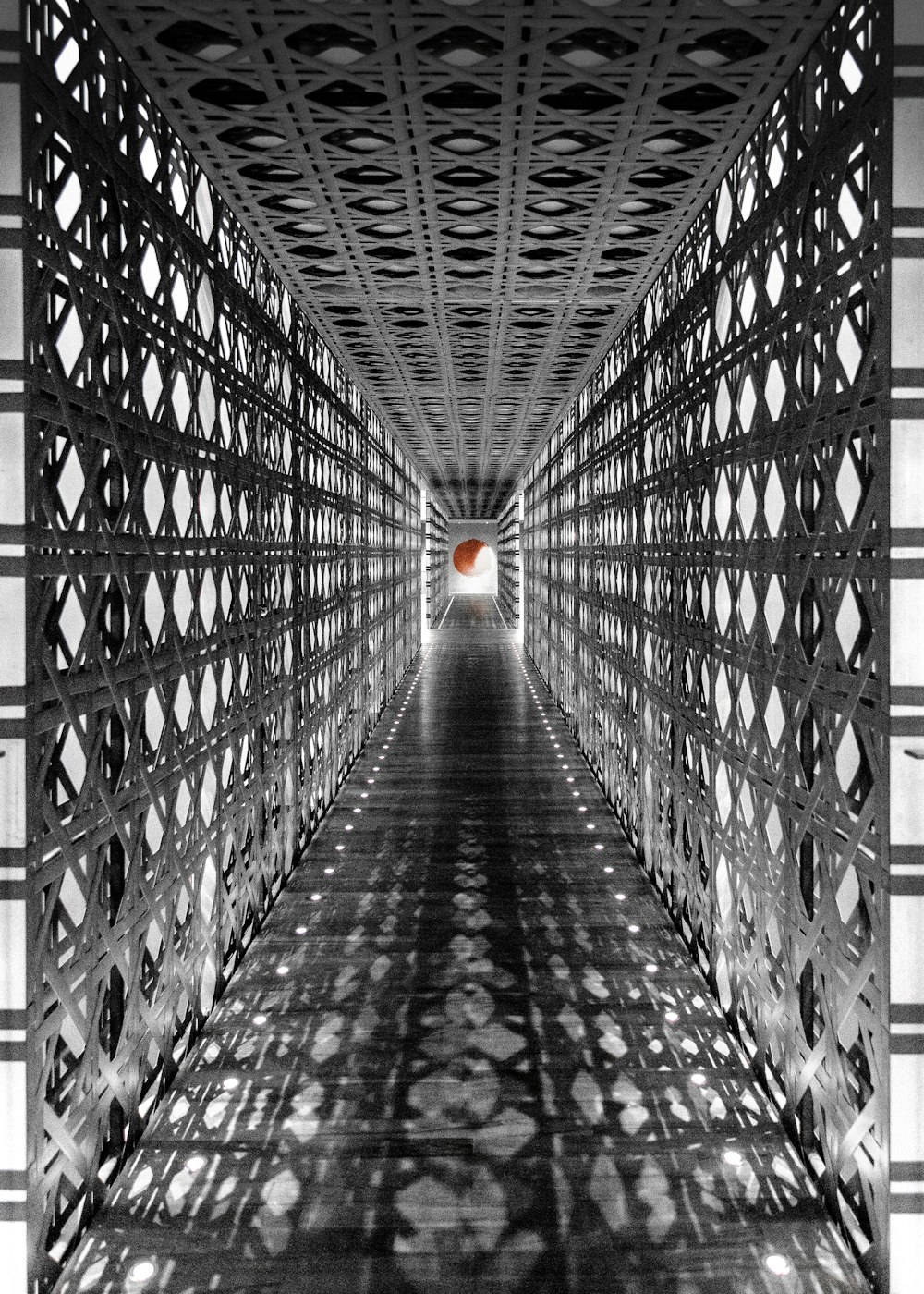 uma foto em preto e branco de um túnel