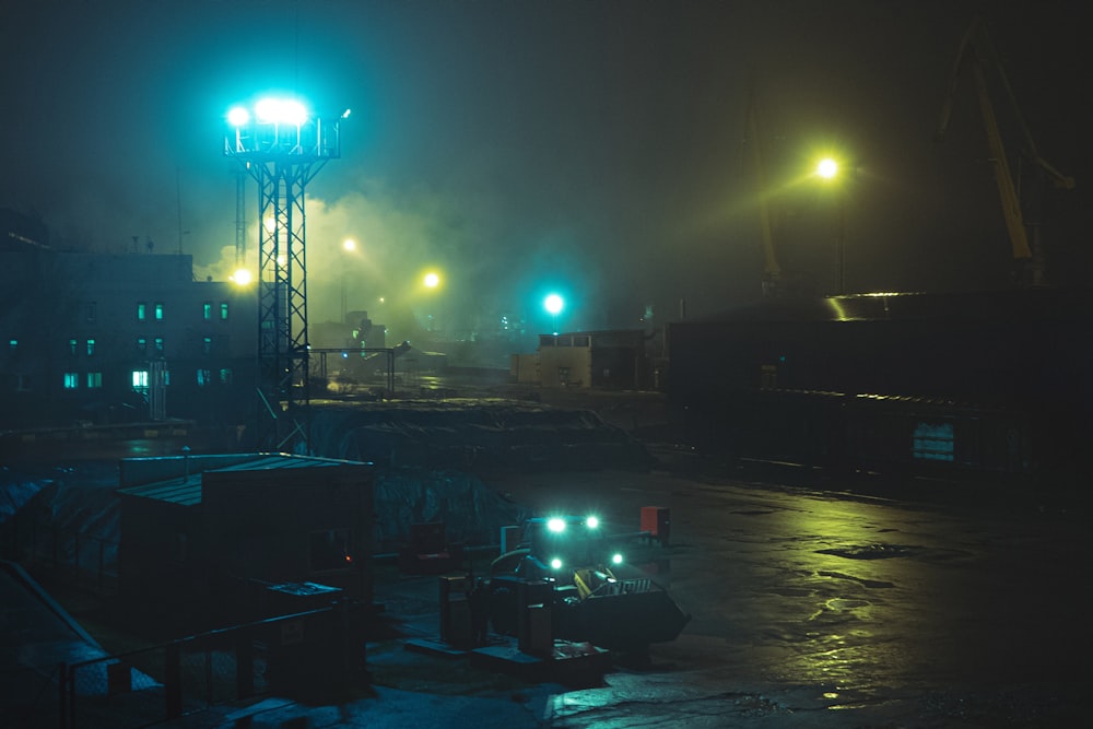 les pylônes et les bâtiments éclairés pendant la nuit ;