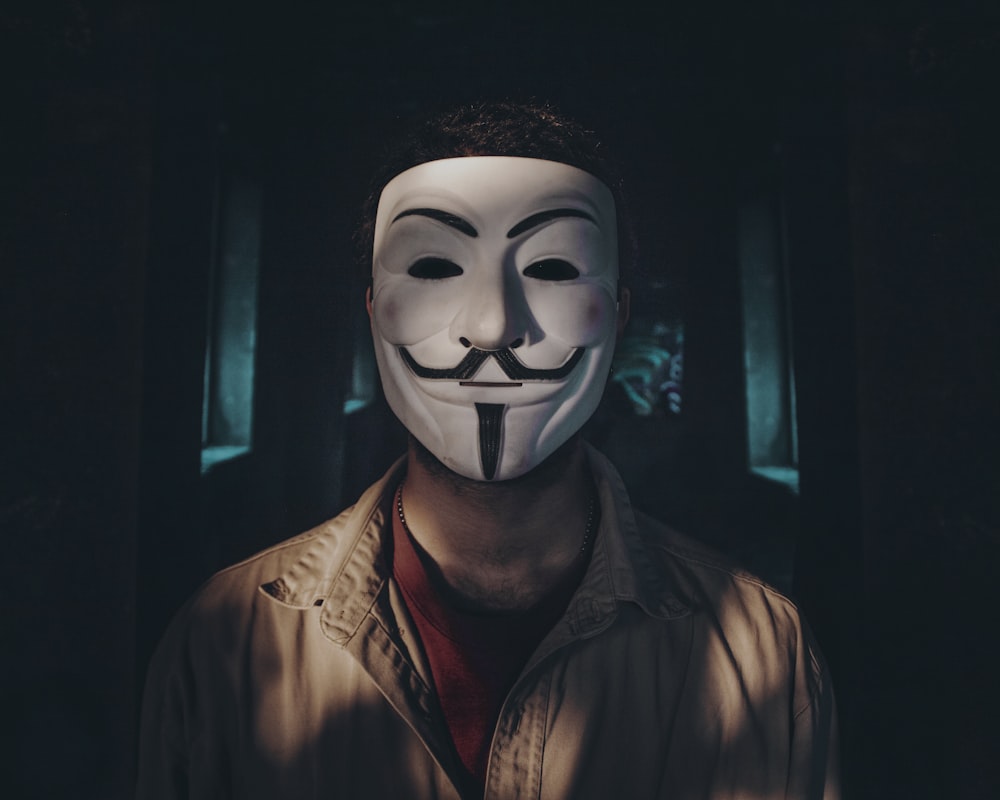 Personne portant un masque de Guy Fawkes