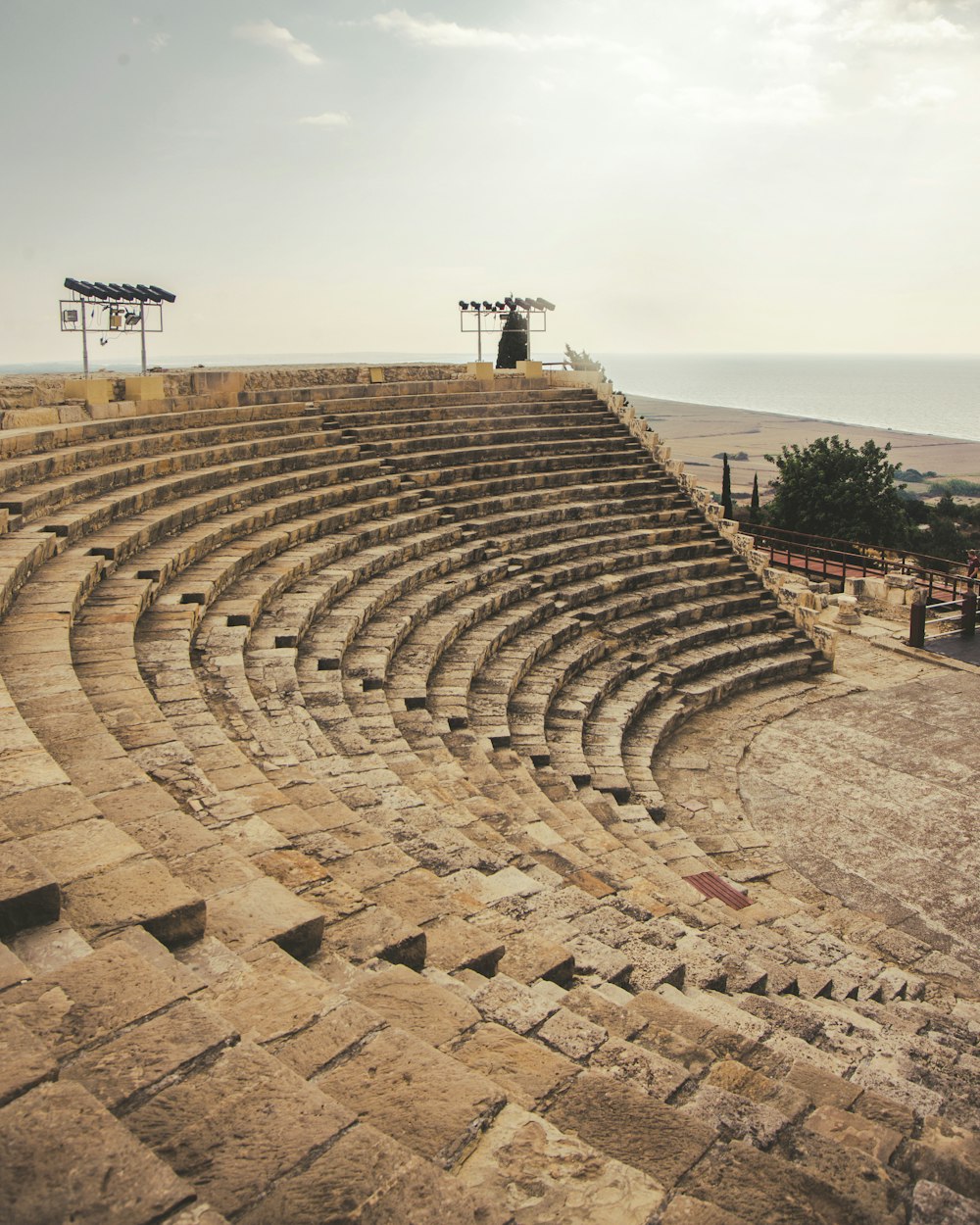 die antike Stadt Kourion unter weißem und grauem Himmel