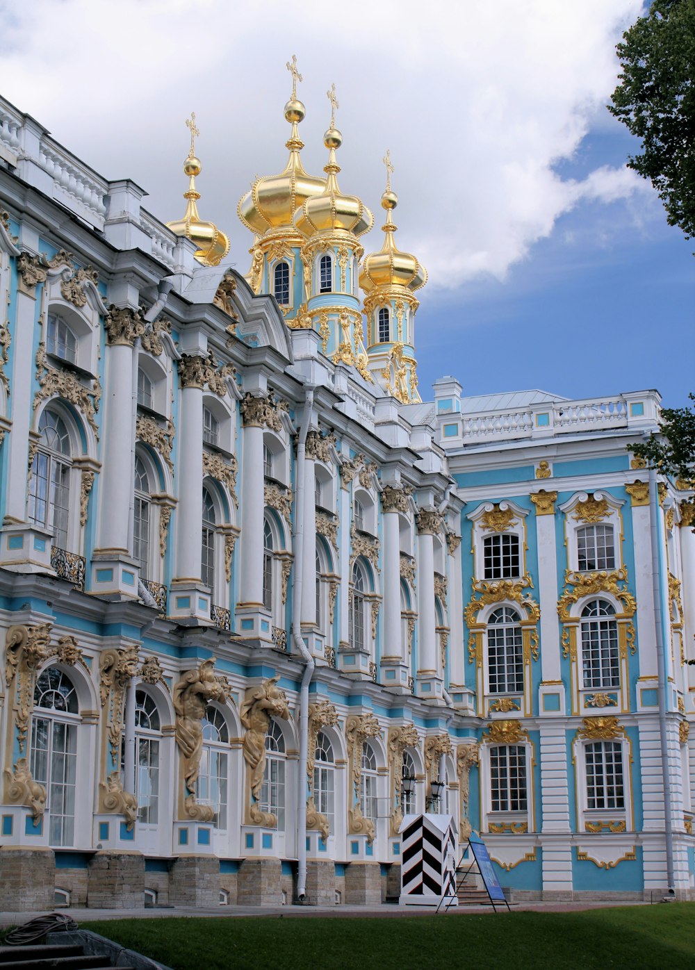 edificio bianco e blu