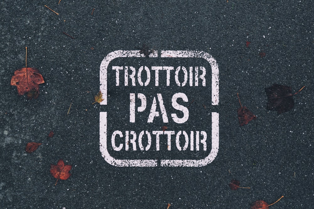 white Trottoir Pas Crottoir sign