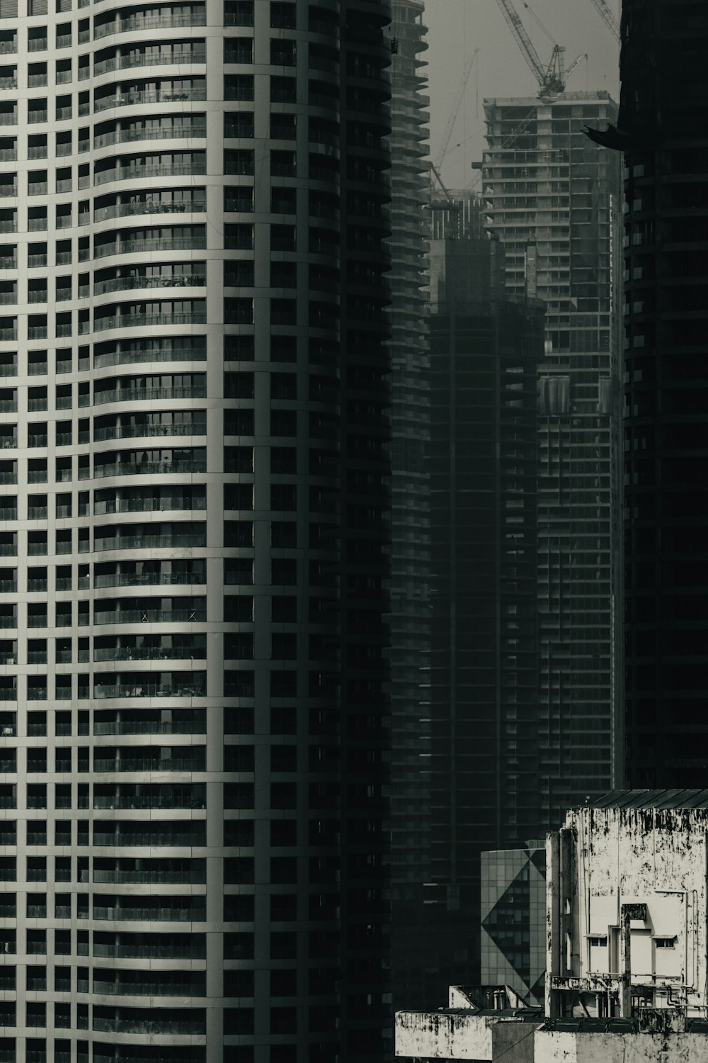 Une photo en noir et blanc d’une ville avec de grands immeubles