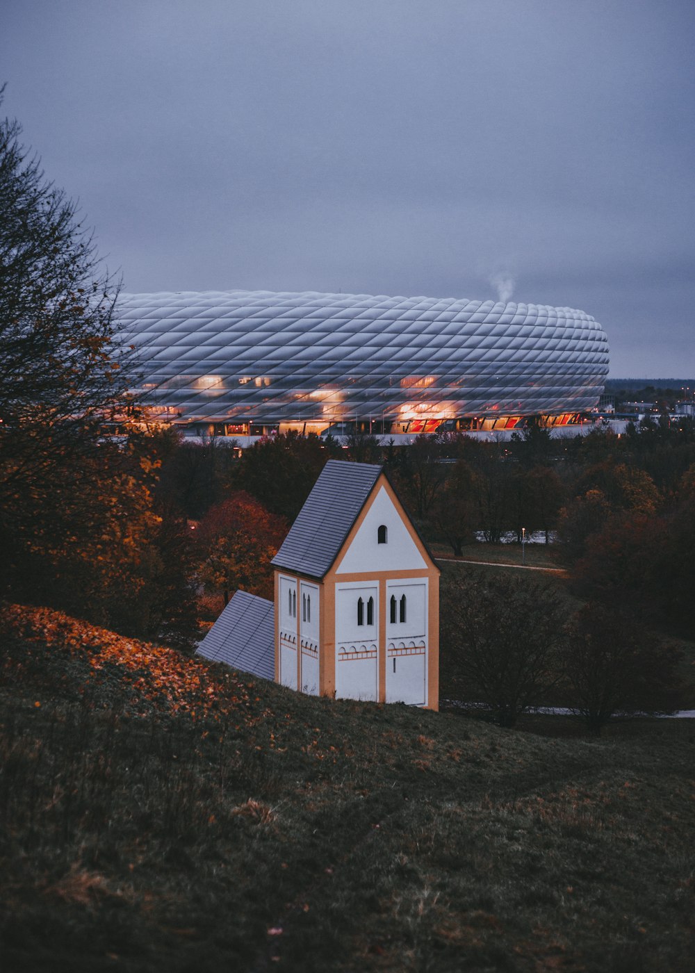 weißes und graues 1-stöckiges Haus