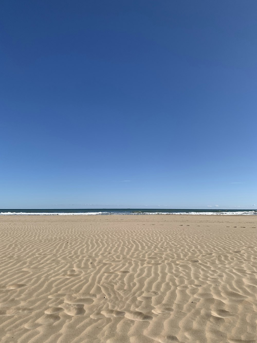 Plan d’eau et sable blanc