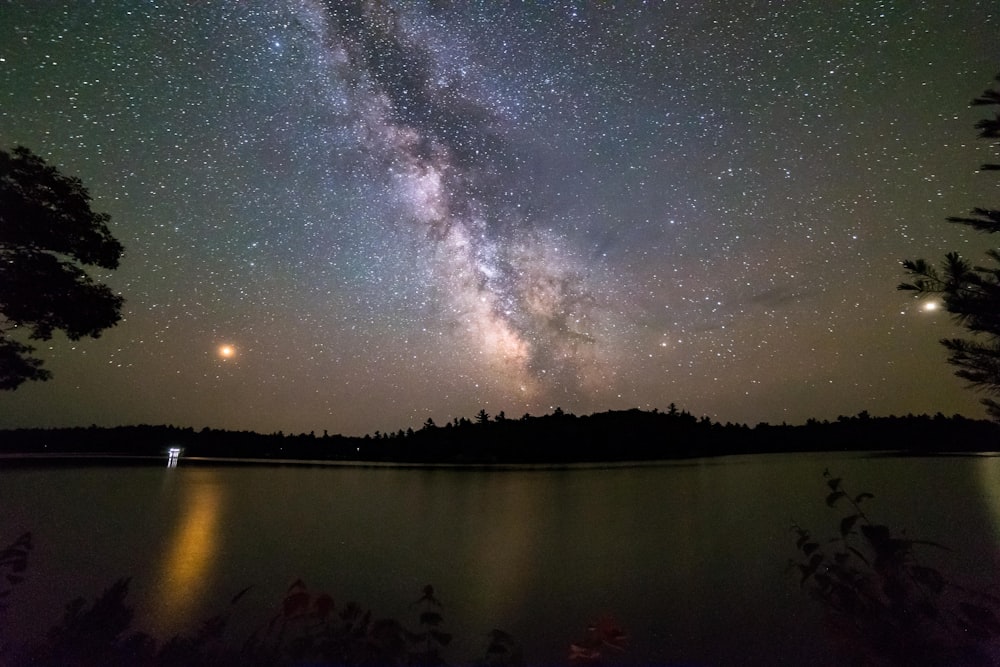 Specchio d'acqua calmo che si affaccia sulla Via Lattea