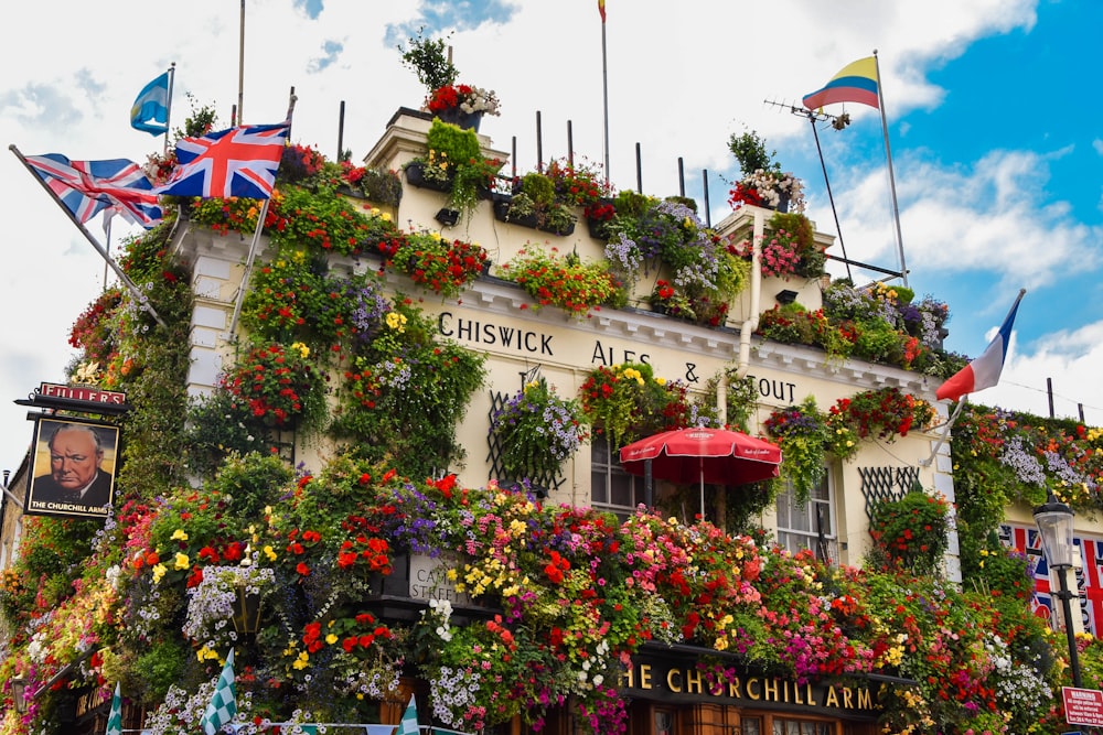 Edificio cubierto de flores