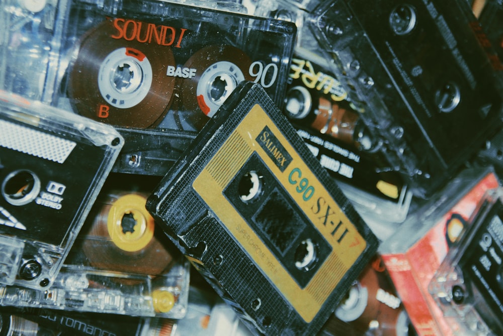 Cassette audio avec étiquette bleue sur fond jaune. Musique vintage rétro,  chansons de fête des années quatre-vingt. Illustration 3D photo – Étiquette  Photo sur Unsplash