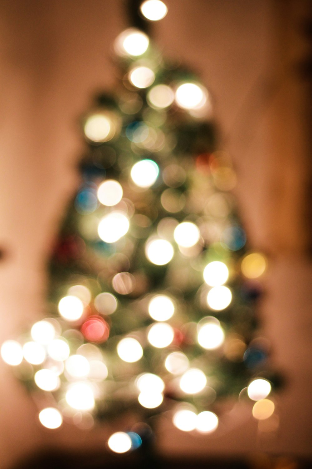 Un árbol de Navidad iluminado en una sala de estar