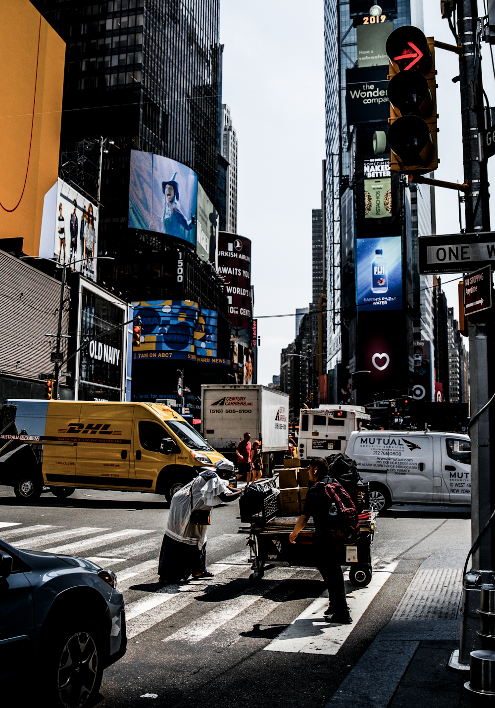 a busy city street filled with lots of traffic