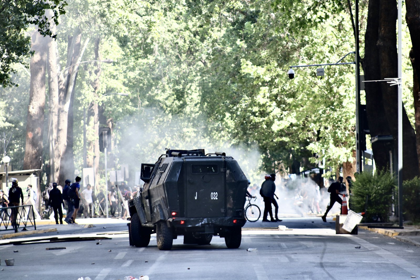 Canon EOS 750D (EOS Rebel T6i / EOS Kiss X8i) + Canon EF 75-300mm f/4-5.6 sample photo. Police vehicle on road photography