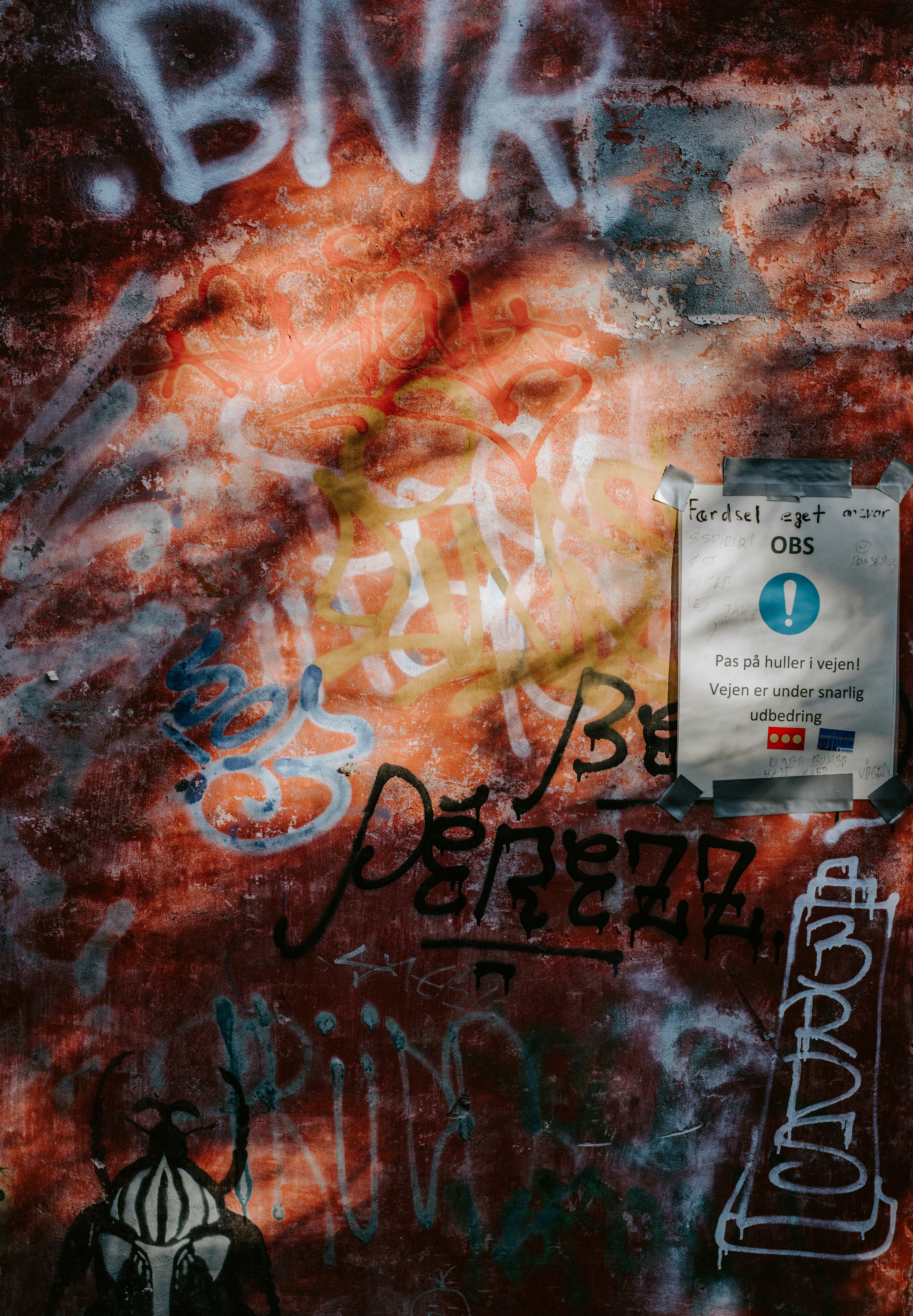 A wall with graffiti and a sign on it photo – Free Denmark Image on ...