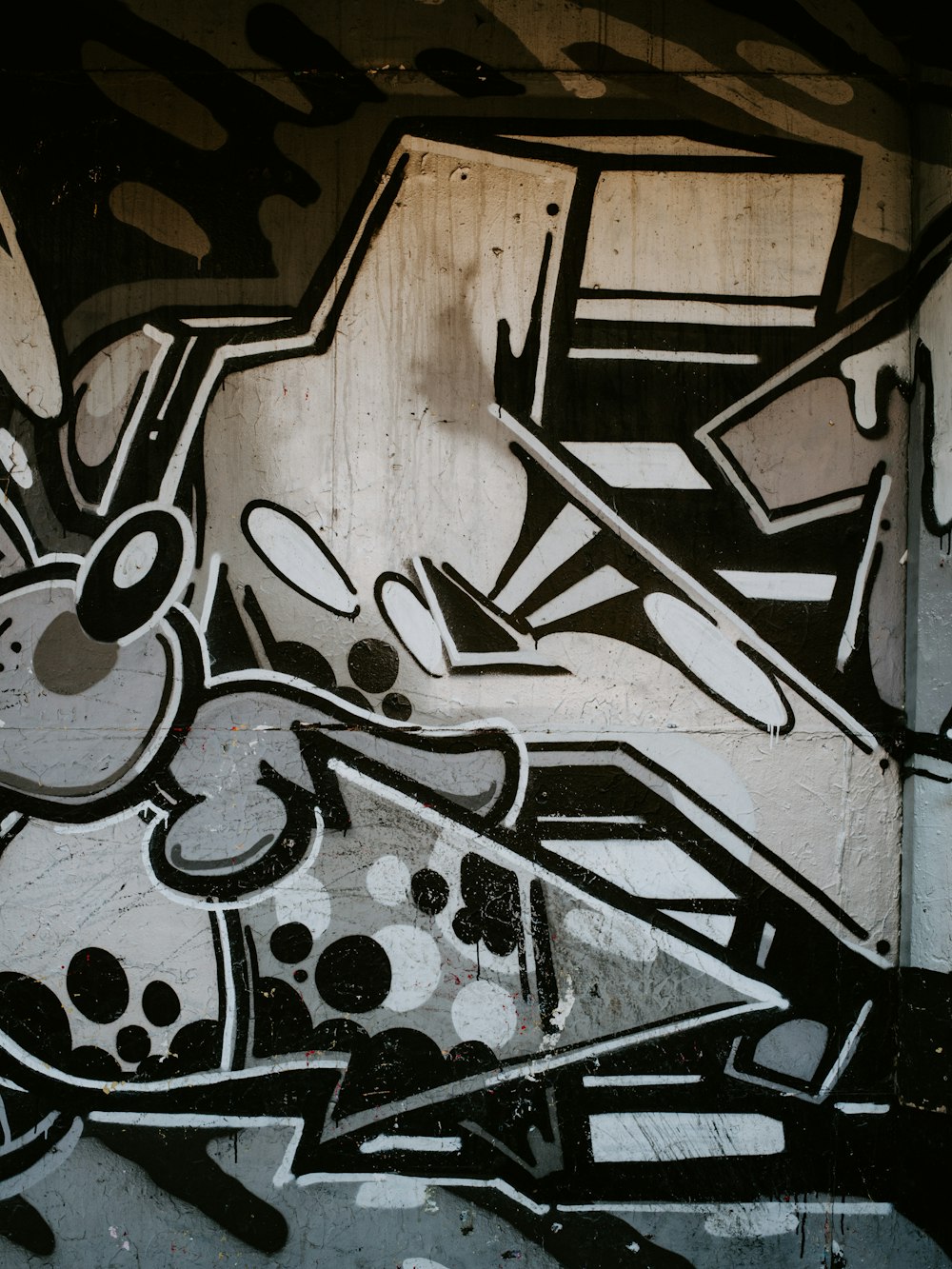 White And Black Wall Painting Photo Free Painting Image On Unsplash