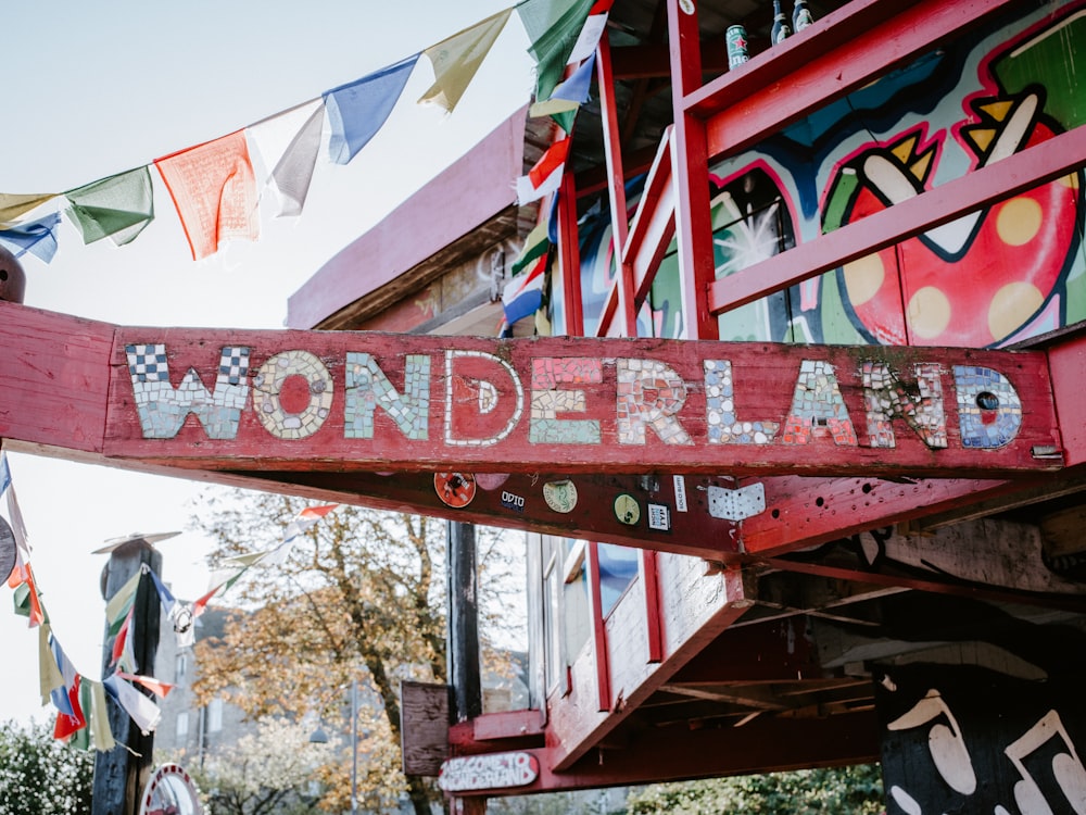 Signalétique Wonderland blanche et rouge