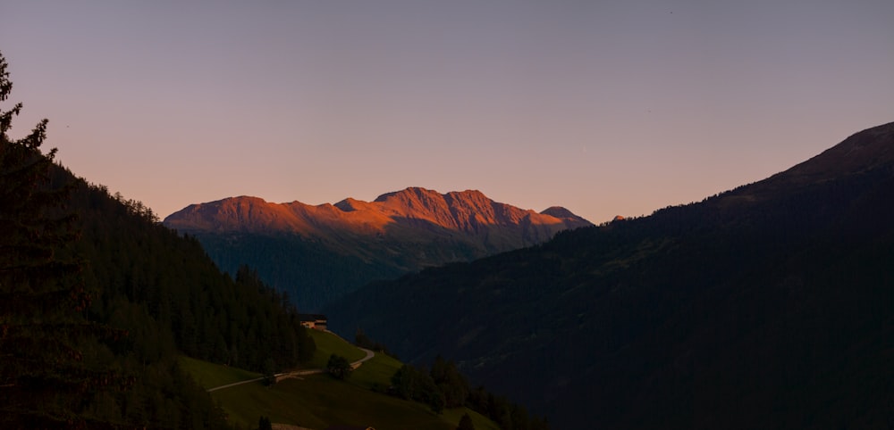 montanhas durante o dia