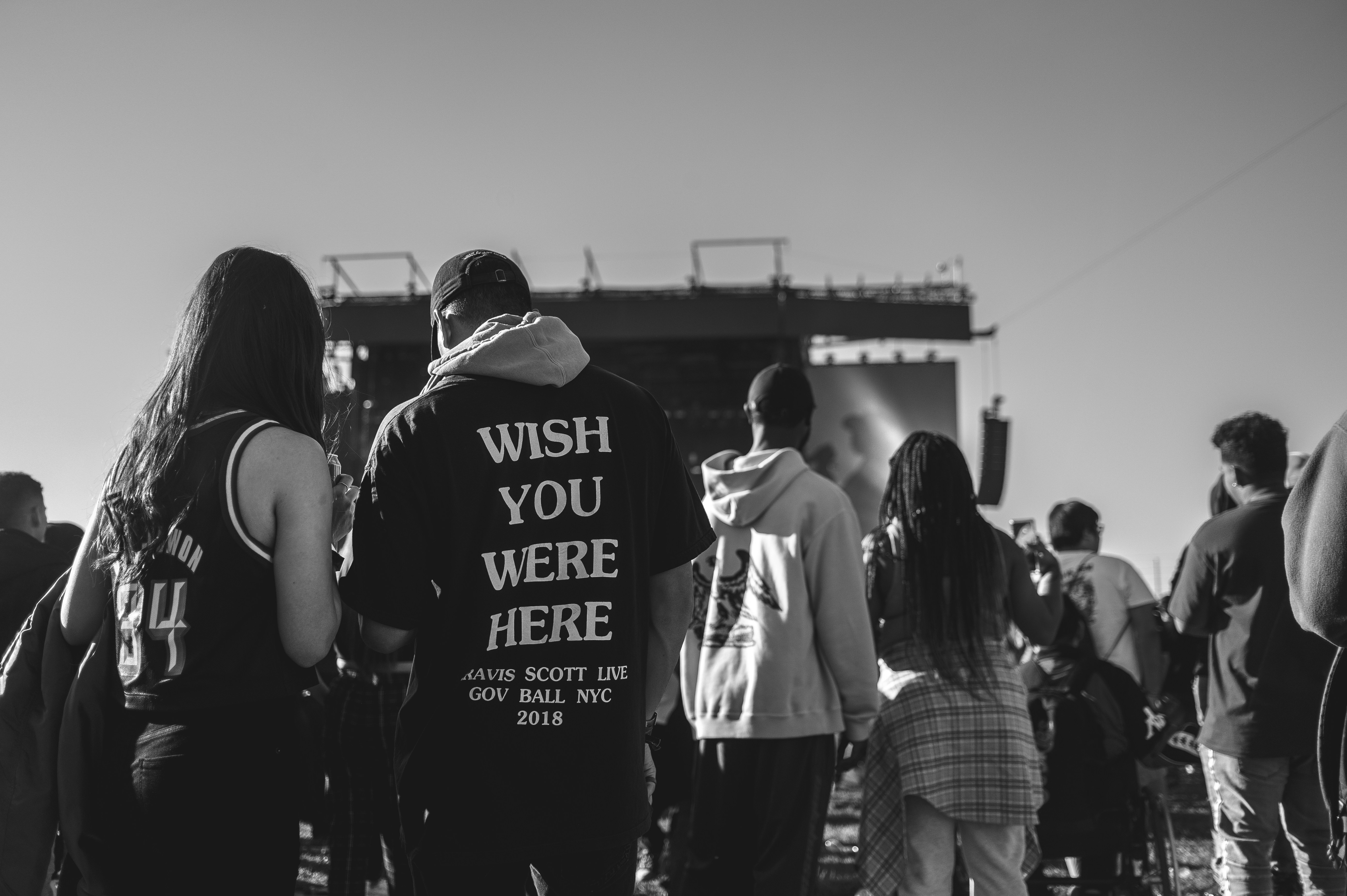 homme portant une veste