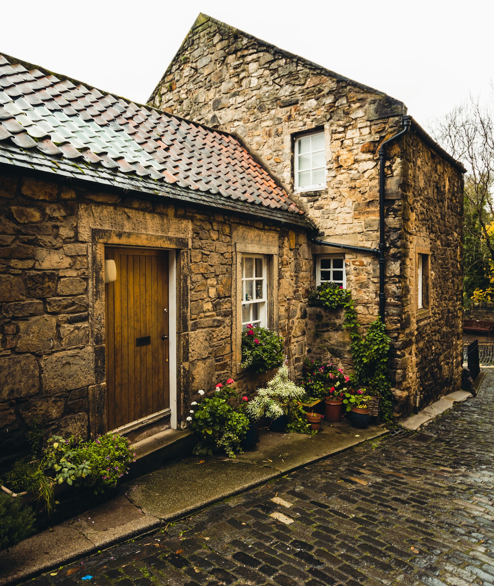 Sigma 10-20mm F3.5 EX DC HSM sample photo. Stone house with close photography