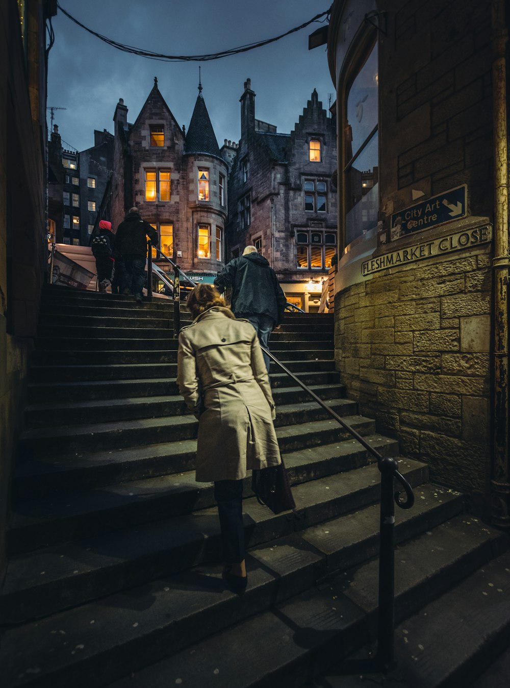 도시에서 계단을 걷는 여자