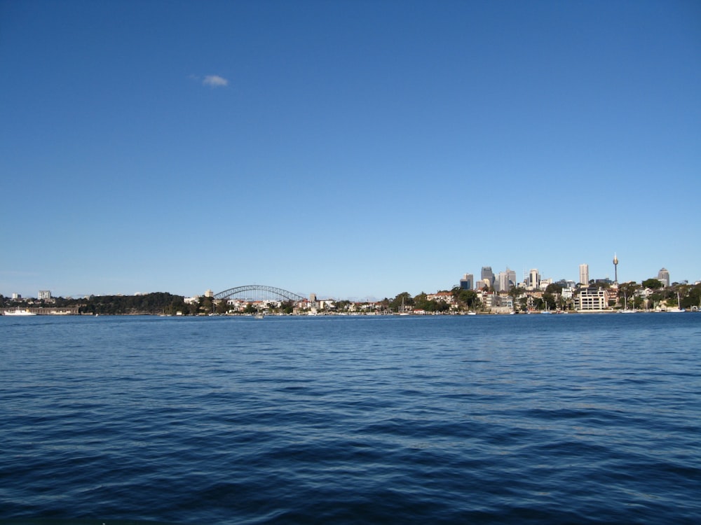 Stadtbild mit Blick auf ein Gewässer unter blauem Himmel