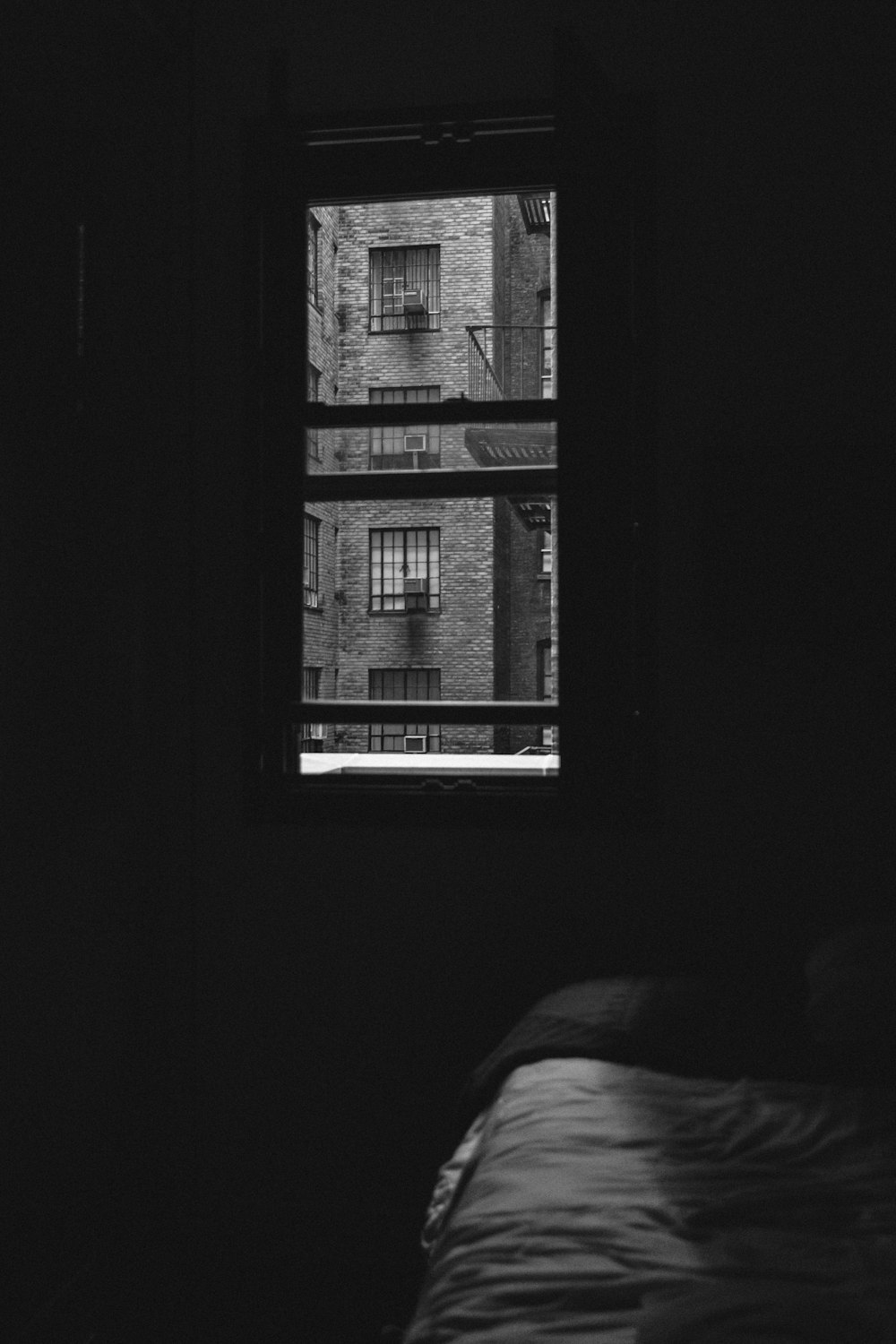 Bett am Glasfenster