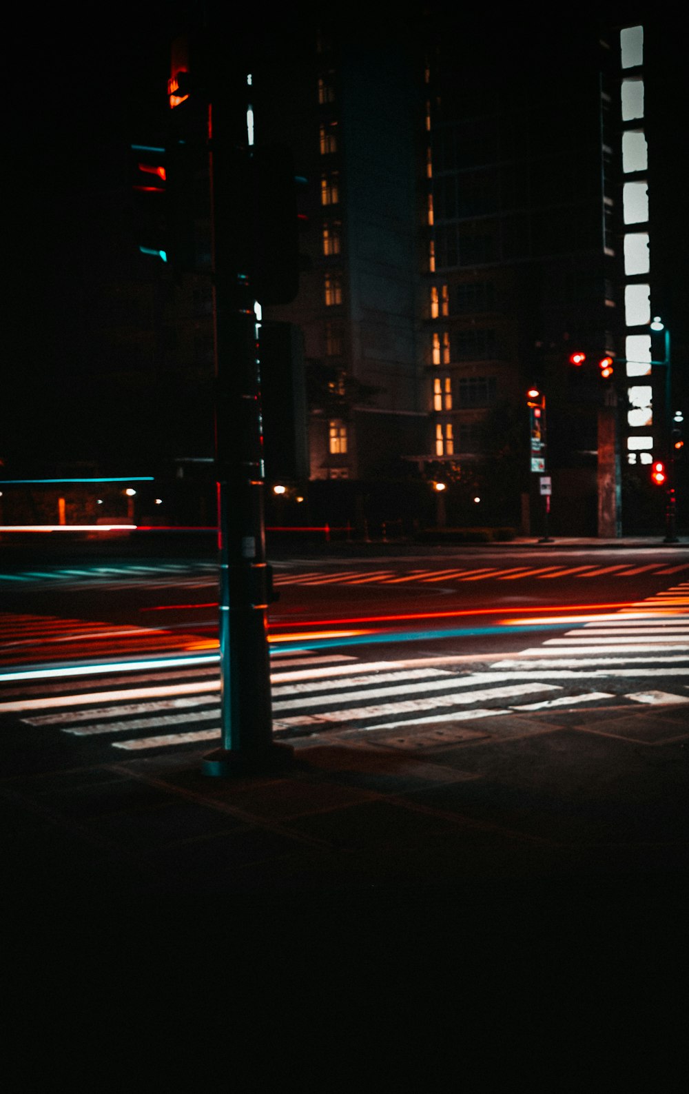 야간에 도로를 달리는 자동차의 타임랩스 사진