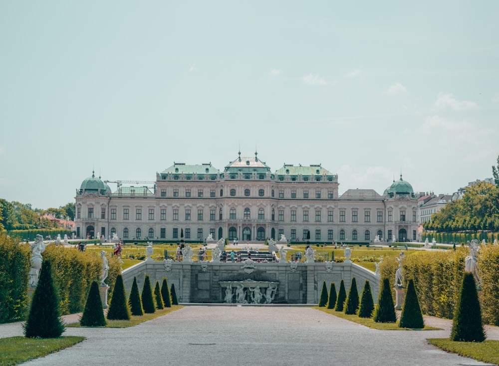 Weißer Palast tagsüber