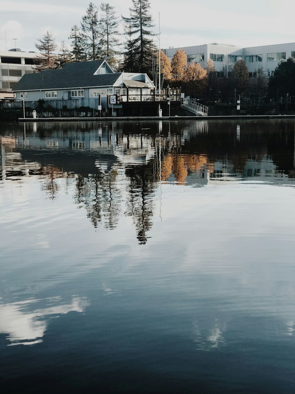 Plan d’eau calme près de la maison pendant la journée