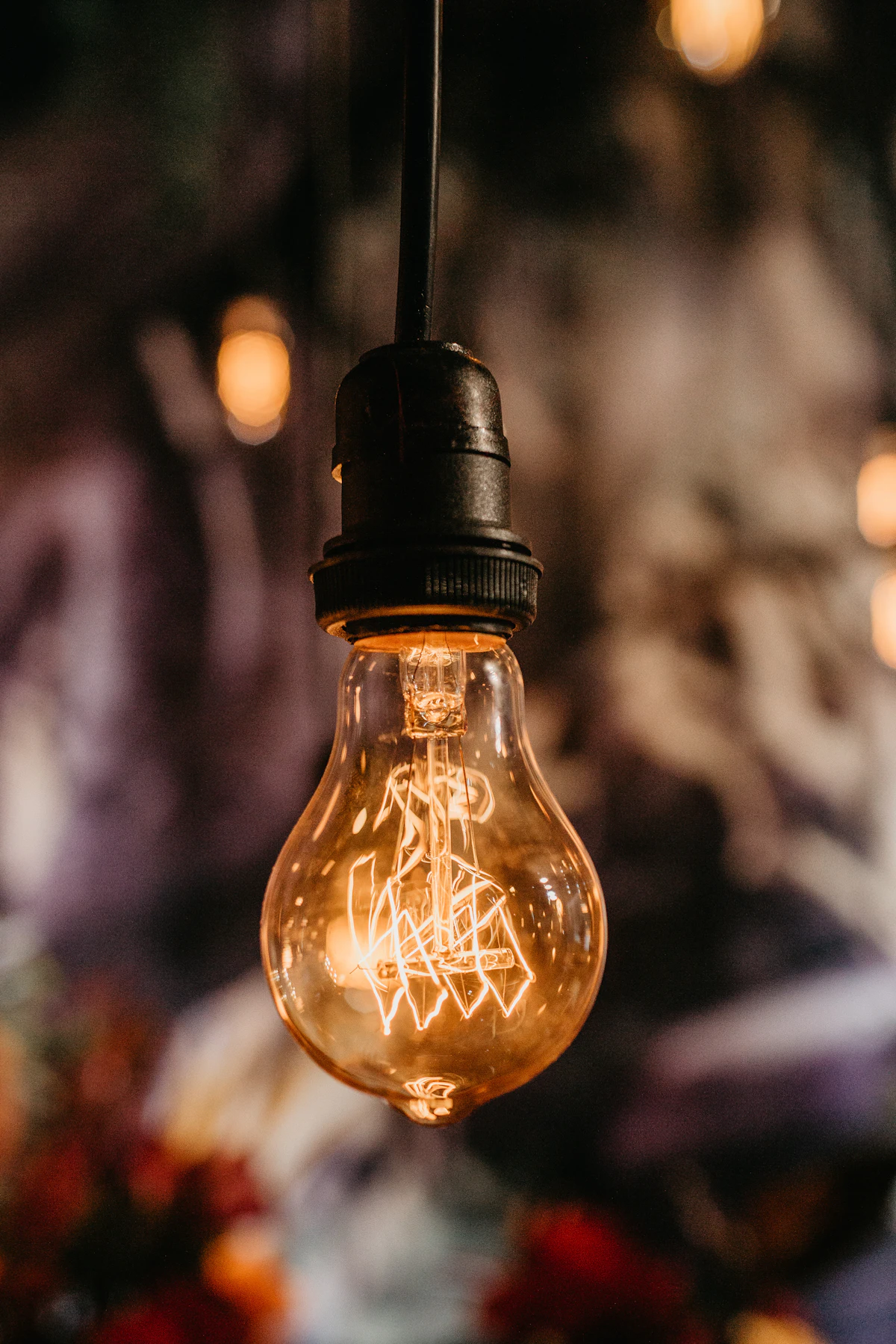 Een gloeilamp met warm licht