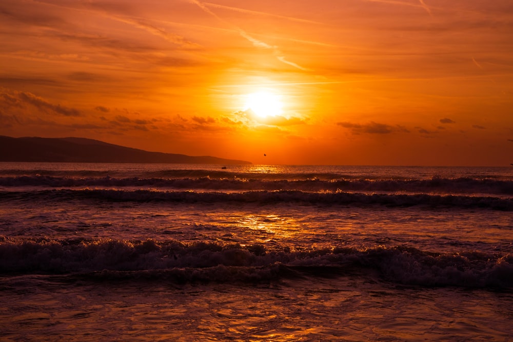 Olas rompiendo durante la puesta de sol