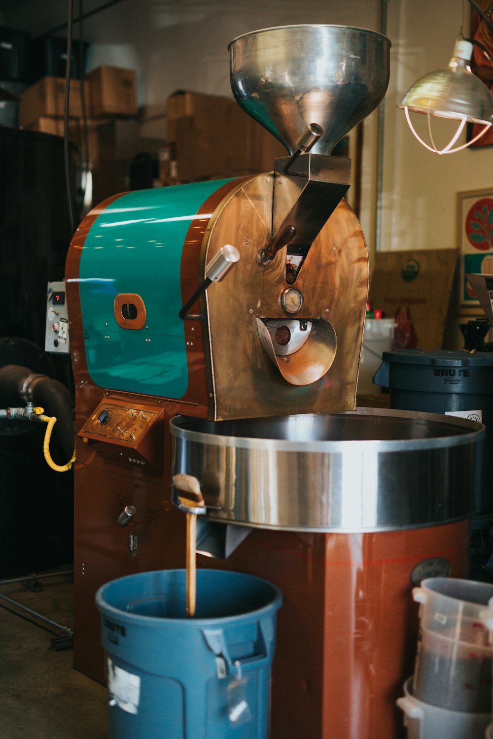 Jarra de plástico azul cerca de la cafetera