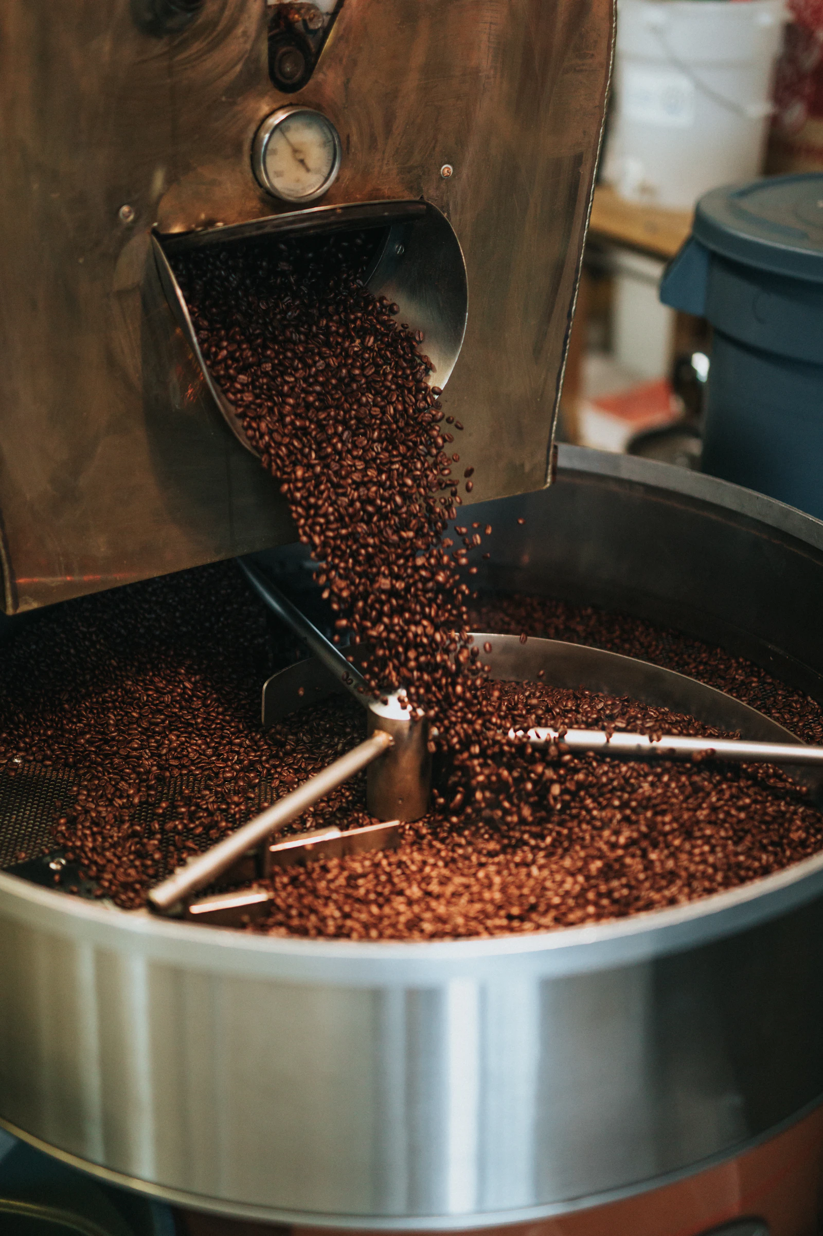 Moulin à café en train de moudre des grains