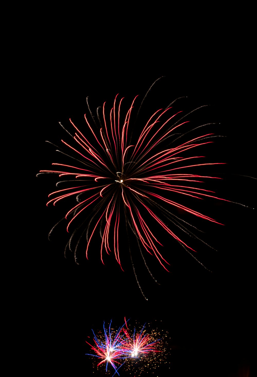 Rotes und blaues Feuerwerk