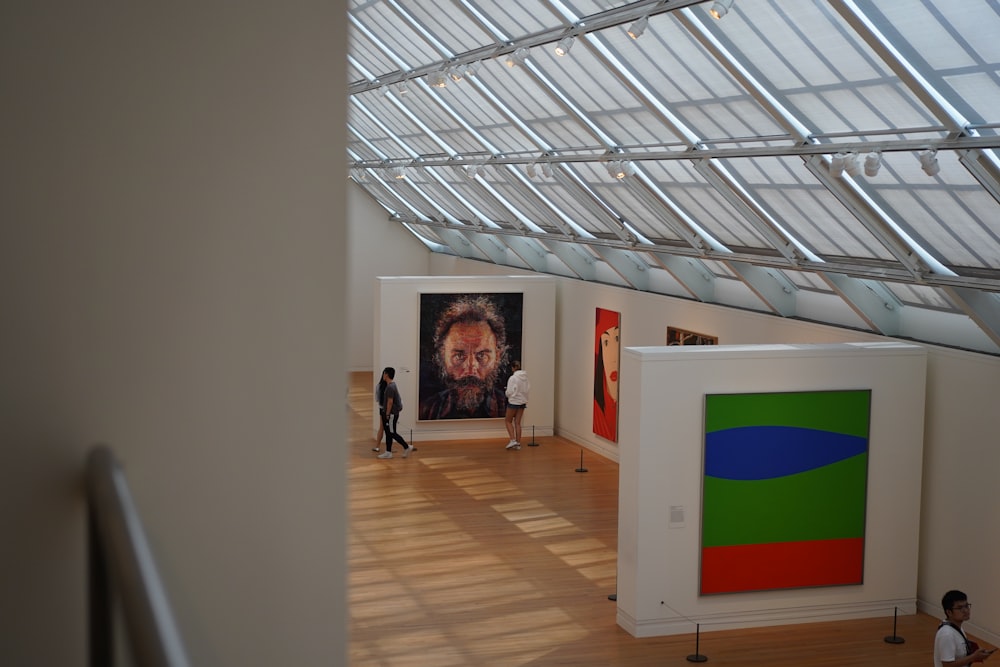 deux personnes debout et regardant la peinture faciale de l’homme