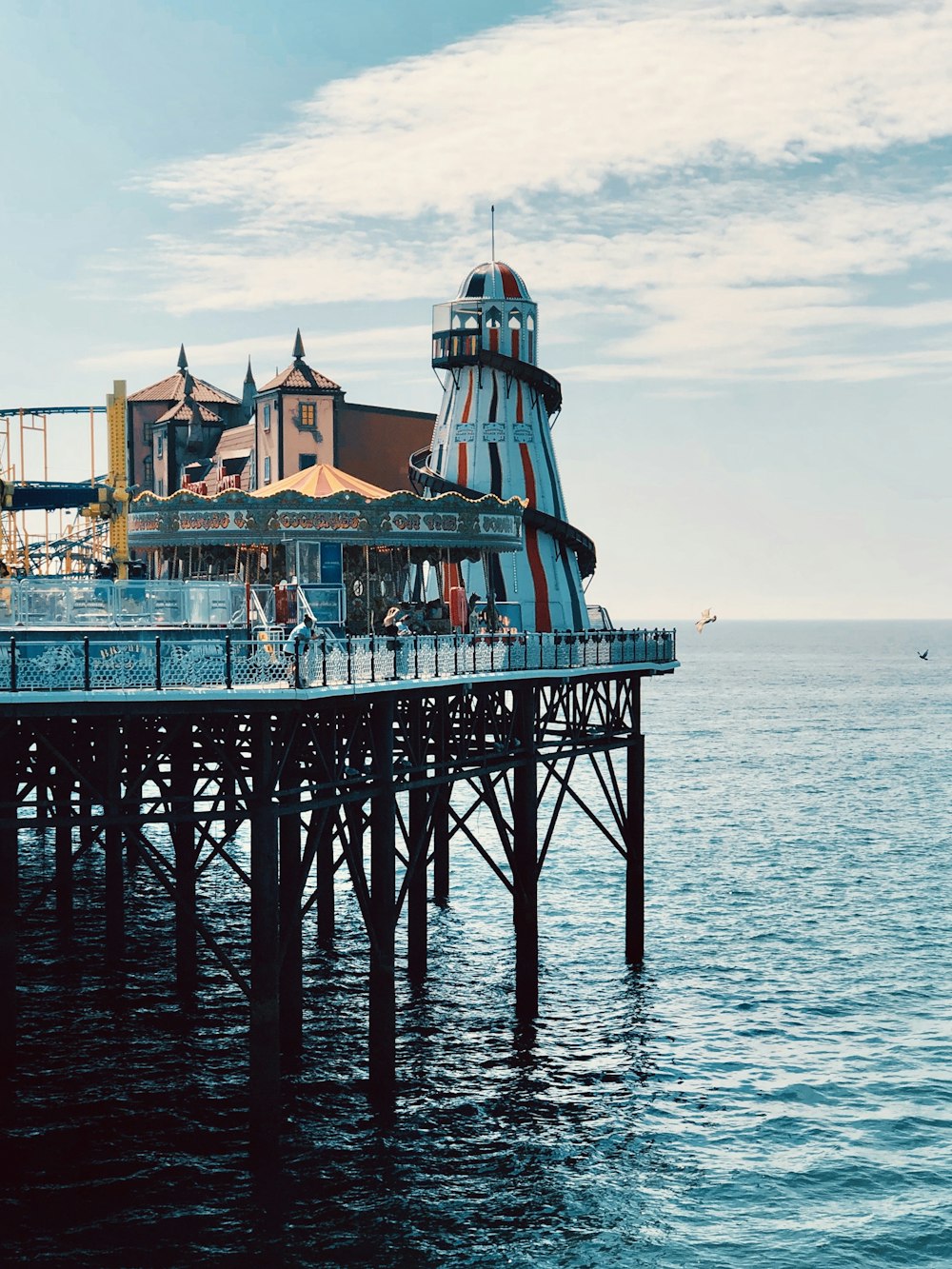 Leuchtturm auf Pier unter weißem Himmel