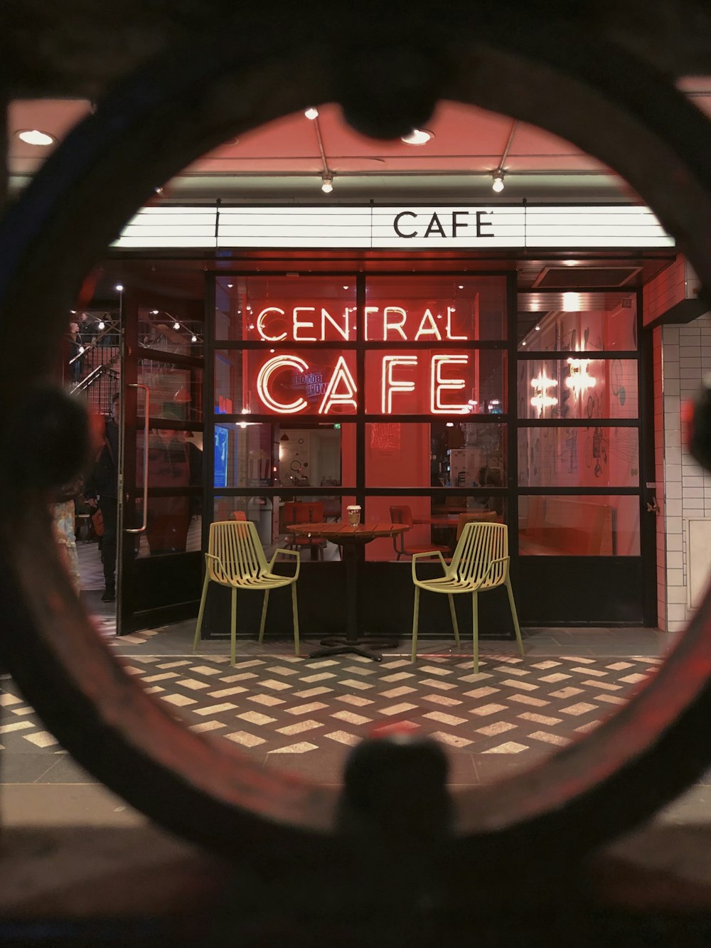 Enseignes au néon du Central Cafe