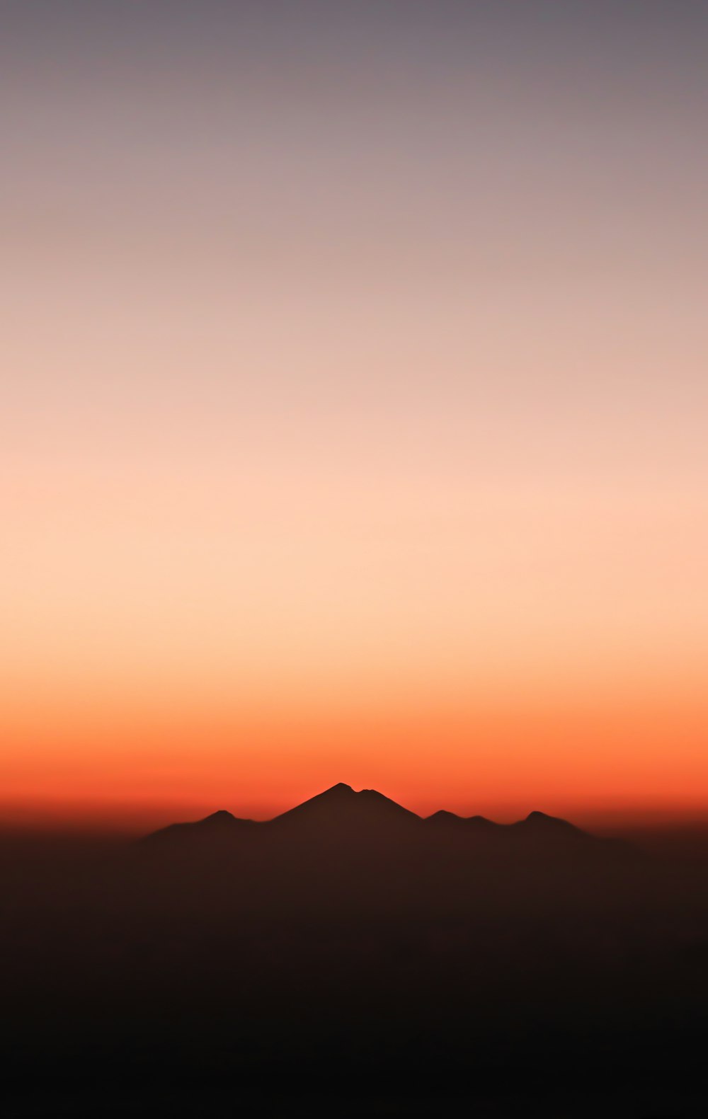 silhouette di montagna durante l'ora d'oro
