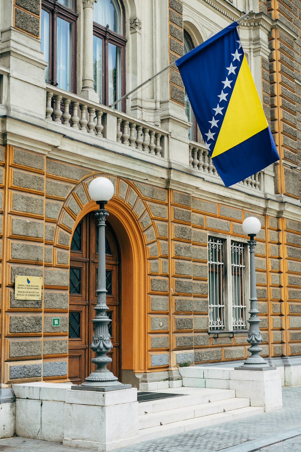 Bandera azul y amarilla cerca de la puerta