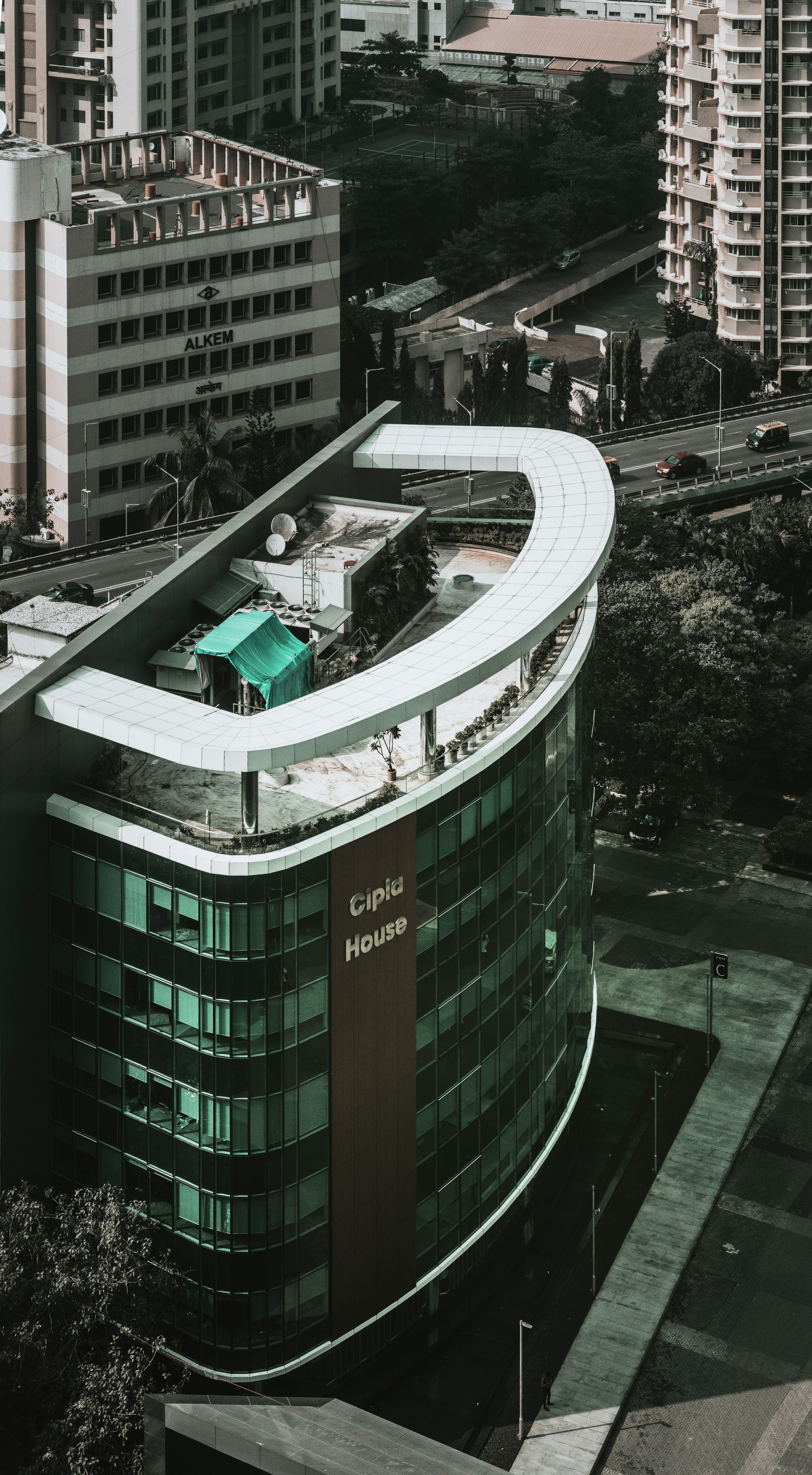edificio di media altezza in calcestruzzo grigio e verde