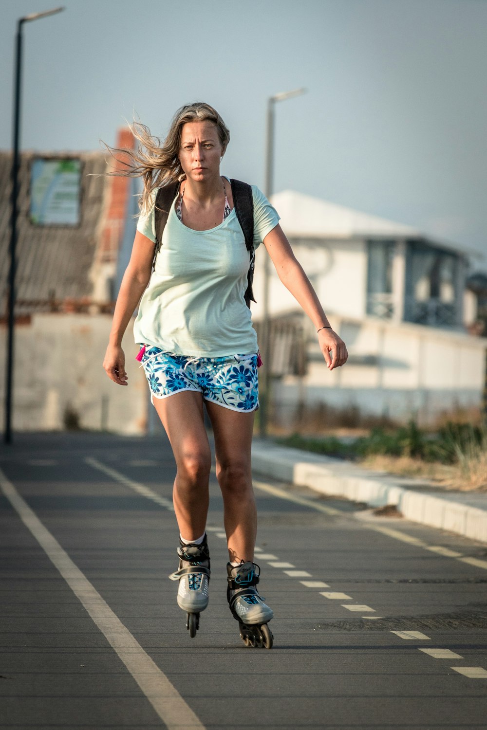 mulher em patins na estrada durante o dia