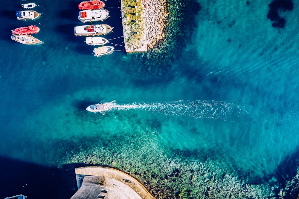 Luftaufnahmen von bunten Booten und Yachten auf blauem Gewässer bei Tag