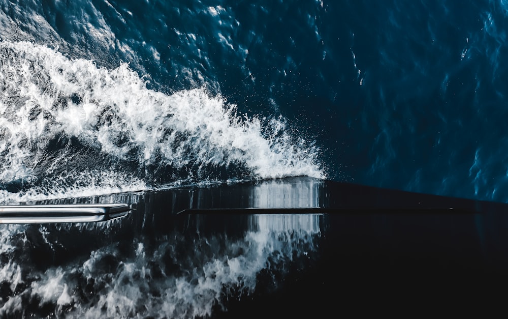 sea waves during daytime