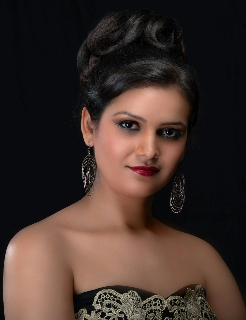 woman wearing black and white floral strapless top