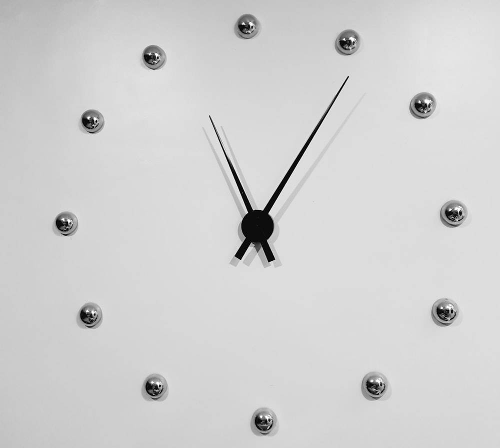 11時06分を表示するブラック&シルバーのアナログ時計