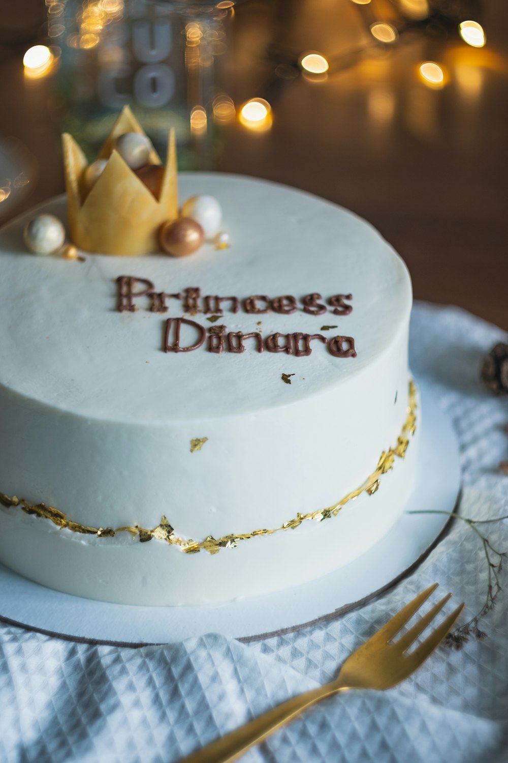 one layer cake with princess Dinara toppings
