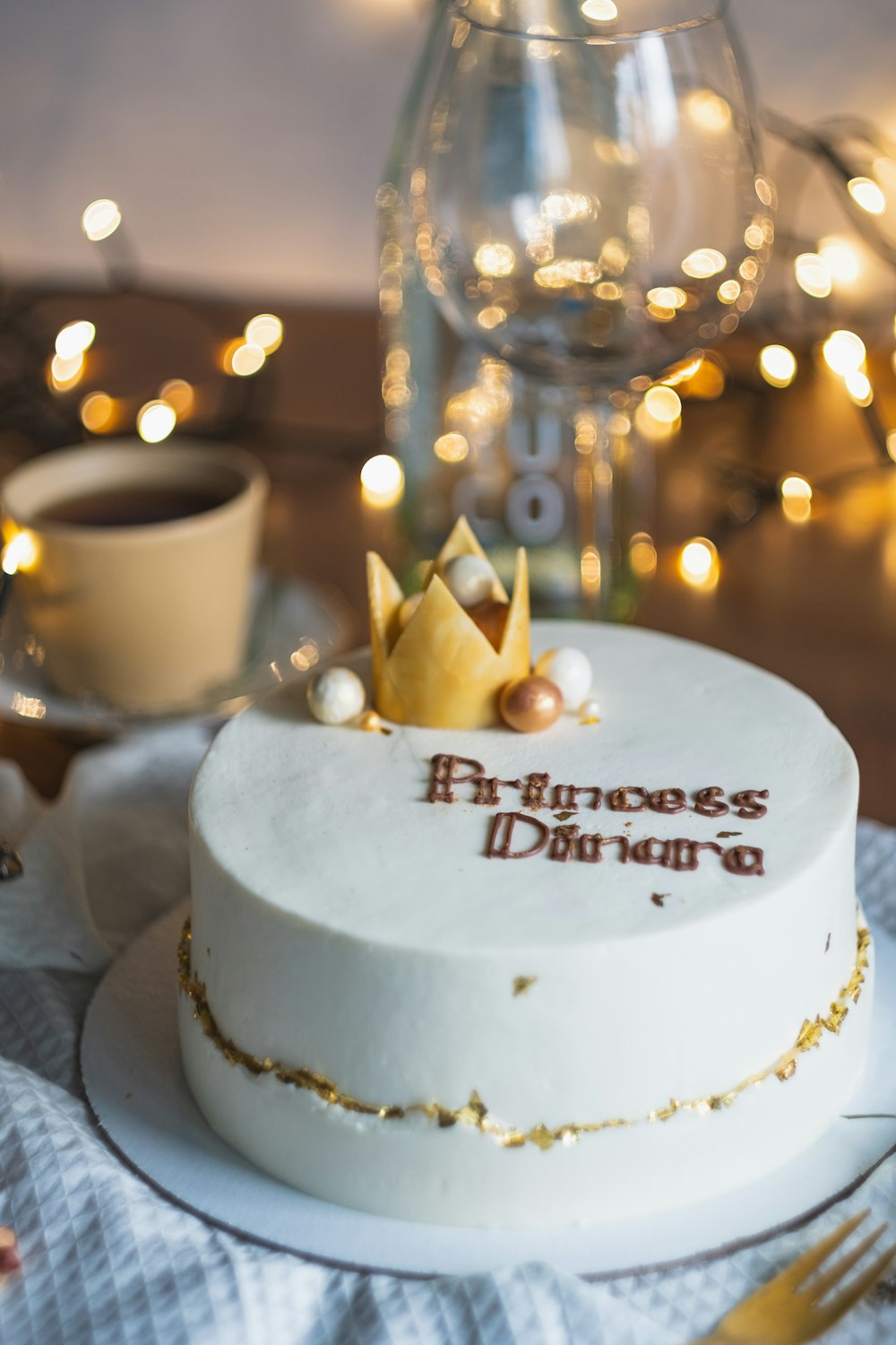 round white coated birthday cake