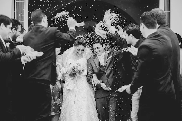 Fotografia em preto e branco de recém-casados