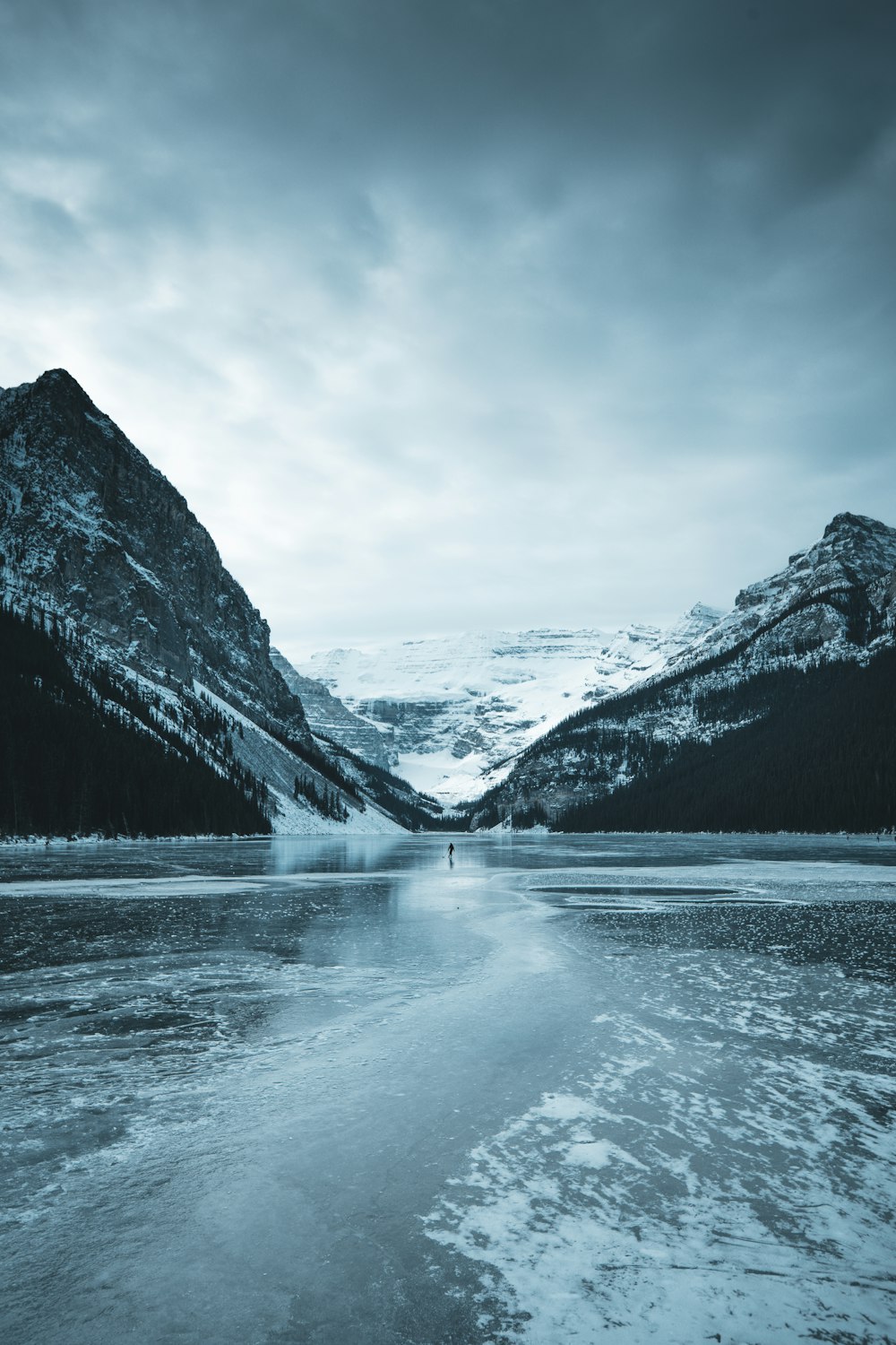 Montagne de neige blanche