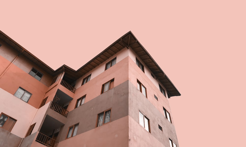 Photographie en contre-plongée d’un bâtiment en béton